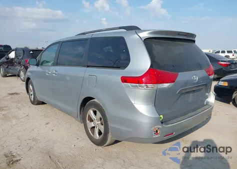 2014 Toyota Sienna Le V6 8 Passenger z USA, uszkodzony, nr VIN 5TDKK3DC8ES460987